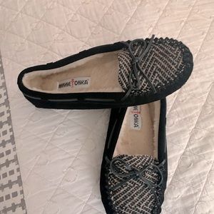 Minnetonka black house shoes